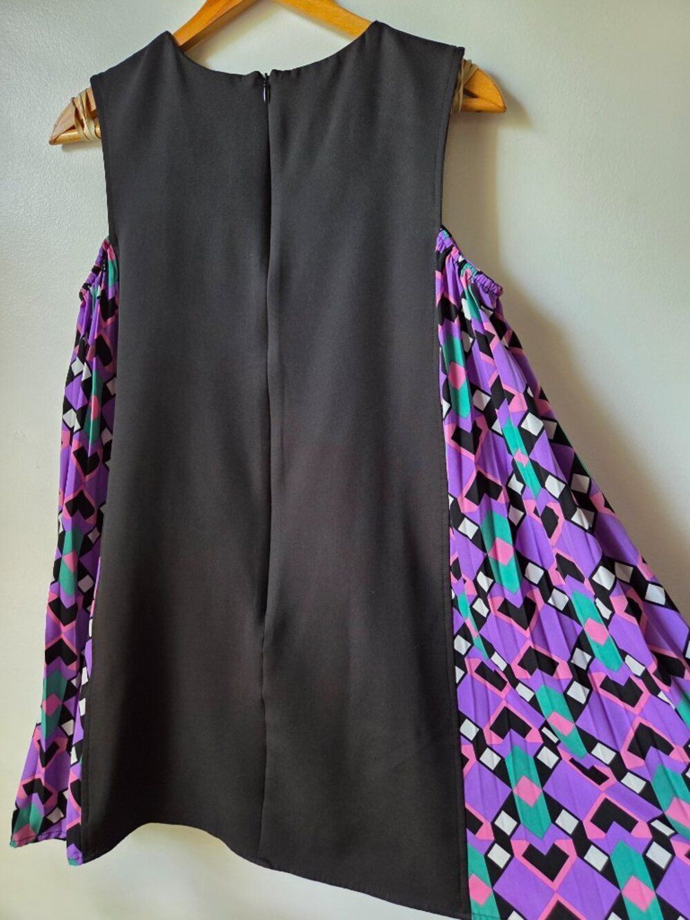 EUC LIKE NEW TCEC BLACK AND GEOMETRIC PRINT SWING SHORT DRESS SIZE SMALL - Picture 4 of 16